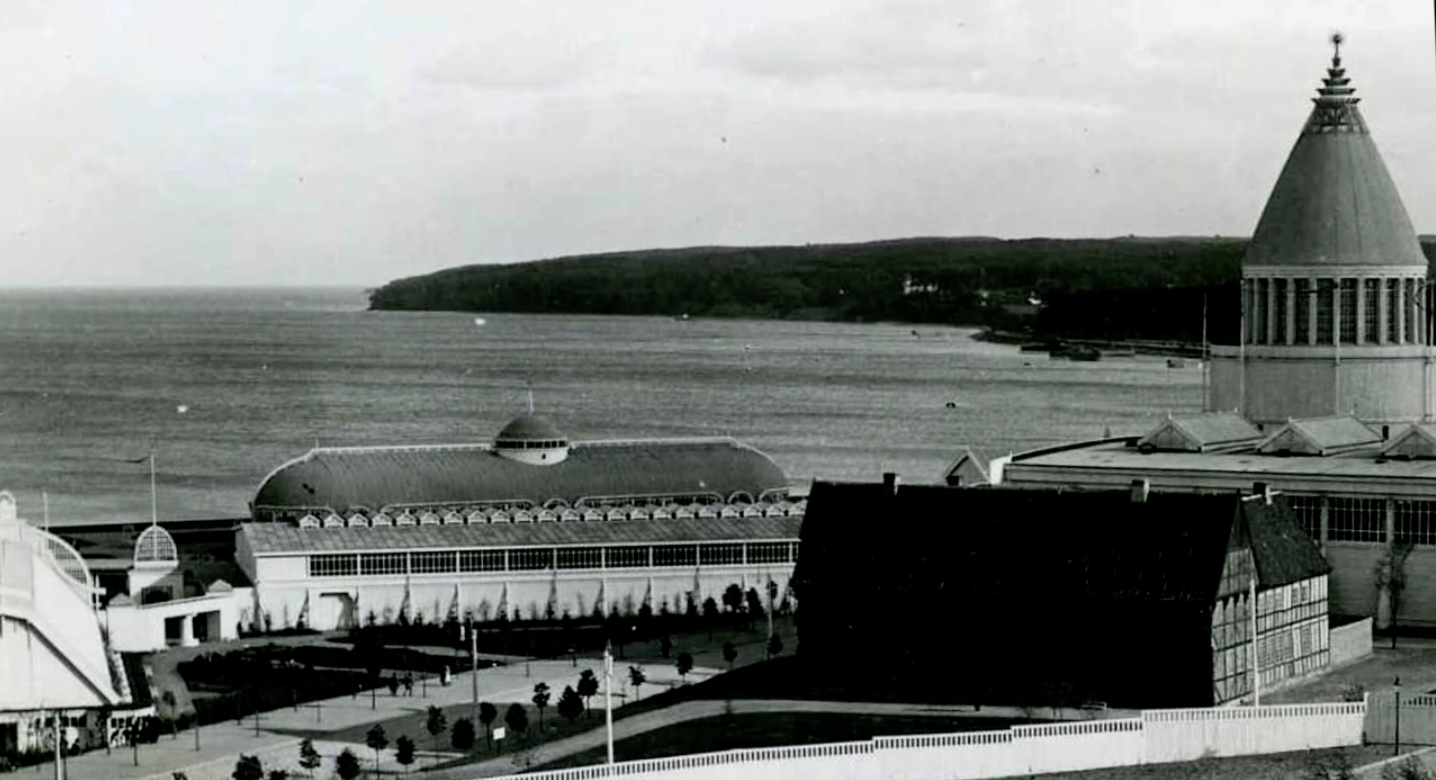 Landsudstillingen i 1909 ved Århus Havn med udsigt mod Marselisborg skovene.