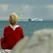 Birgit Lynge ved strand på Helgenæs