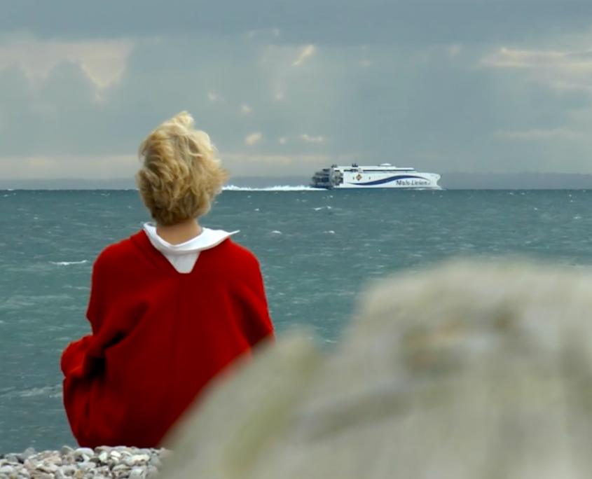 Birgit Lynge ved strand på Helgenæs