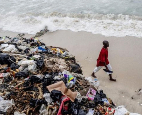 Strand i U-land med bortkastet genbrugstøj.